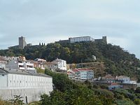Pohled na hrad a kostel Igreja de Santiago