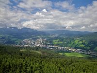 Pohled na Jeseník a do údolí Staříče. Vpravo vidíme Šerák a Keprník a v pozadí rozeznáme masiv Smrku - nejvyšší hory Rychlebských hor.