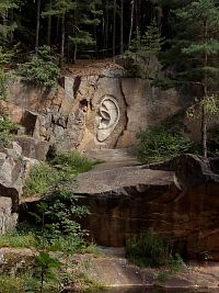 Bretschneiderovo ucho - Národní památník odposlechu. Bretschneiderovo ucho je prvním z reliéfů Památníku národního odposlechu a byl odhalen dne 23. června 2005.