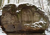 Jeden ze skalních reliéfů v údolí na naučné stezce pod Kopicovým statkem