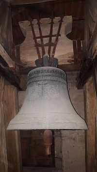 Zvon z roku 1571 zavěšený ve zvonici