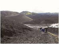 Etna, výstup na kráter Silvestri Superiori, vzadu. kráter Silvestri Inferiori