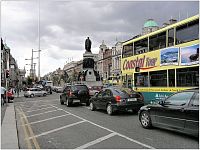Dublin, O´Connel Street, v pozadí věž Dublinská jehla