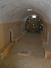 Moni Arkadiou, chodba s vchody do klášterních kobek