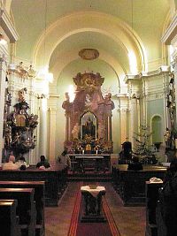 Středokluky, kostel sv. Prokopa, interiér kostelní lodi s pohledem na východní část s iluzivně malovaným oltářem