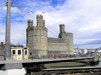 Caernarfon, hrad, otočný most přes ústí řeky Afont Seiont