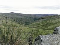 Snowdonia, údolí říčky AfonTrawsnant za sedlem Pen-y-Pass