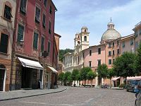Varese Ligure, Piazza Vittorio Emanule, kostel sv.  Filippo Nero a sv. Teresa d´Avila