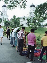 Johor Bahru, prodej suvenirů před mešitou Sultan Abu Bakar