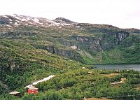 trať Myrdal - Flåm, Vatnahalsen, 811m, jezero Reinungavatnet. km 1,5