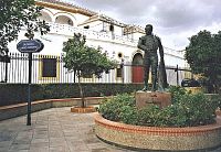 Sevilla, Corida - La Real Maestranza de Caballeria, památník toreadora Curra Romero