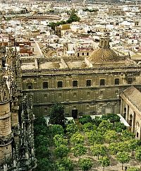 Sevilla z věže La Giralda, dole Patio de los Naranjos (pomerančový dvůr), v dáli korida