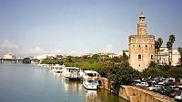 Sevilla, řeka Guadalquivir a věž Torre del Oro