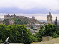 Edinbugh, hrad, vpravo věž hotelu Balmoral a Scott Monument