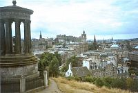Edinburgh z Calton Hil, vlevo Dugald Stewart Monument (skotský filosof)
