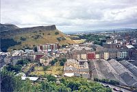 Edinburgh, Salisbury Crags z Calton Hill, dole Kirk of the Canongate