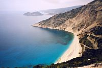 pláž Myrtos, v pozadí poloostrov Assos