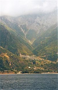 Athos, klášter Aghio Paulou, v pozadí se v mracích skrývá nejvyšší hora poloostrova - Athos 2033 m