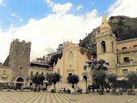 Taormina, Piazza IX Aprile, Torre dell'Orologio (hodinová věž) a kostel San Giuseppe