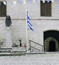 Omodos, vchod do kláštera Timios Stavros, busta opata Dosithea