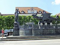 Klagenfurt, Neuer Platz, kašna Lindwurm (drak) symbol města