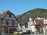 Ribeauvillé, v pozadí hrady Saint-Ulrich, Girsberg a Haut Ribeaupierre