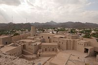 Východní část pevnosti a typické ománské ostré kopce v pozadí