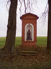 Kaplička u Pacova se sochou svatého Jana Nepomuckého.