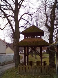 Dřevěná zvonička v Dolních Hořicích.