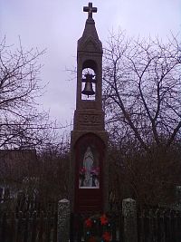 Kamenná zvonička na Ounuzi, datovaná do roku 1901.
