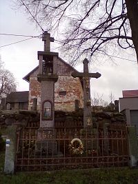 Z kamene tesaná zvonička a křížek ve Vratkově.