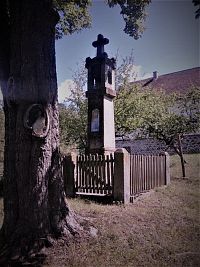 Kamenná zvonička ve Chválově.