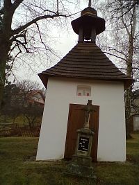 Kaplička v Myslotíně z roku 1607 s kamenným křížkem.
