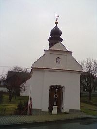 Kaplička se zvoničkou ve Vlásenici.