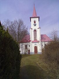 Moraveč - střed našeho putování. Českobratrský evangelický kostel z roku 1785, věž pak z roku 1876.