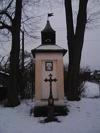 10. Čelistná - kaplička se zvoničkou a křížkem.