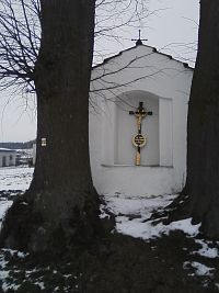 11. Výklenková kaplička s křížkem u polní cesty za Čelistnou.