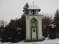 4. Rovná - výklenková kaplička se zvoničkou.