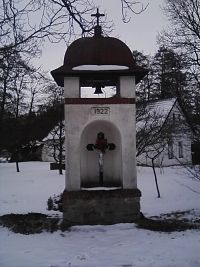 9.  Vratišov - výklenková kaplička se zvoničkou a křížkem.