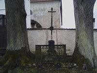 14. křížek u hřbitovní zdi.