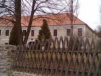 6. Vodice. Barokní zámek byl postaven na místě starší tvrze roku 1638.