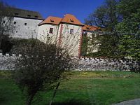 8. hrad Kámen z hlavní silnice.