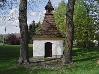 6. Pěkně opravená kaplička sv. Anny v Leskovicích . První písemná zmínka o existenci vsi je z roku 1379.