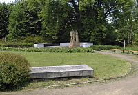 5. Památník tragédie z konce války vztyčený roku 1961. Autorkou pomníku je sochařka Jaroslava Lukešová.