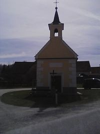 3. kaple se zvoničkou a křížkem ve Chmelné.