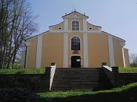 14. Průčelí barokního kostela Nejsvětější Trojice z roku 1752.