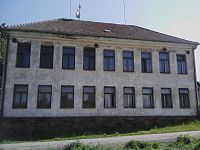 15. Bývalá obecní škola ve Vintířově.