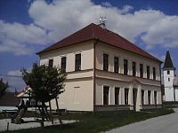 33. Bývalá obecní škola v Poříně z roku 1854.