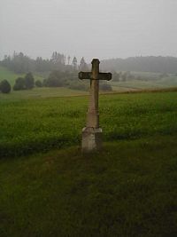 8. Kamenný tesaný kříž za městem u cesty.