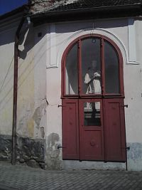 17. Výklenková kaple se sochou sv. Jana Nepomuckého v Jesenici.